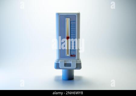 Débitmètre de pointe, dispositif médical qui mesure le taux maximal d'expiration d'une personne pour surveiller la fonction pulmonaire et la respiration. Fond clair, cop Banque D'Images