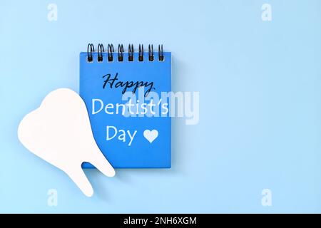 Rappel de la date du jour du dentiste heureux sur le calendrier bleu du bureau. Concept de célébration. Banque D'Images