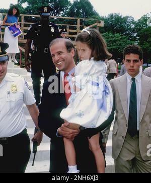 WASHINGTON, DC - le 9 JUIN 1987 le sénateur Joe Biden après avoir annoncé sa candidature à la présidence à Wilmington Delaware plus tôt dans la matinée et ensuite prendre le train AMTRAK pour Washington tient sa fille Ashley Biden 6 ans à l'extérieur du bureau du Sénat de Dirksen, Son fils Hunter Biden, âgé de 17 ans, est à gauche des sénateurs Banque D'Images