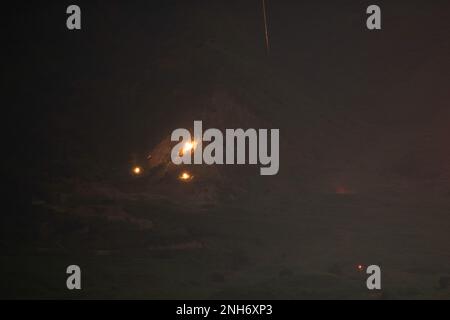 AH-64E les pilotes d'hélicoptères Apache affectés au 5-17 Escadron de cavalerie aérienne et au 4-2 Bataillon d'attaque, 2nd Brigade de l'aviation de combat, 2nd Division d'infanterie, dirigent l'artillerie aérienne 20 juillet 2022, Rodriguez Live Fire Complex, République de Corée. Un hélicoptère Apache AH-64E libère plusieurs missiles Hydra 70 pendant les opérations de feu de nuit. Banque D'Images