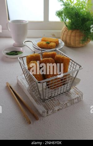 Une rissole est une petite patty enfermée dans la pâtisserie, ou roulé dans la chapelure, habituellement cuite ou frite Banque D'Images