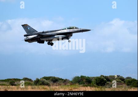 Un faucon de combat F-16D de la Force aérienne hellénique affecté à l’escadre de combat 115, se prépare à atterrir pendant l’exercice Poseidon’s rage 22 à la base aérienne de Souda, en Grèce, au 20 juillet 2022. États-Unis L’intégration bilatérale de la Force aérienne avec les alliés de l’OTAN au cours des exercices permet de renforcer l’alliance, en échangeant les meilleures pratiques, en améliorant la préparation et l’interopérabilité. Banque D'Images