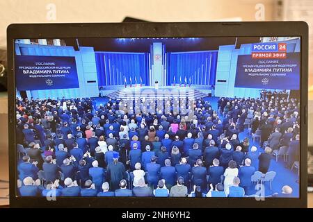 21 février 2023, Clermont Ferrand, Auvergne Rhône Alpes, France: Russie le président Vladimir POUTINE prononce son discours à la nation, la guerre étant sur le point d'entrer dans sa deuxième année, et un jour après les États-Unis La visite surprise du président Joe BIDEN à Kiev, en Ukraine, condamnant l'agression ''brutale'' de Moscou contre un pays souverain. Photos prises sur un ordinateur sur la chaîne de télévision Rossiya 24. (Credit image: © Adrien Fillon/ZUMA Press Wire) USAGE ÉDITORIAL SEULEMENT! Non destiné À un usage commercial ! Banque D'Images