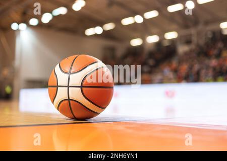 Ballon de basket-ball sur le parquet. Banque D'Images