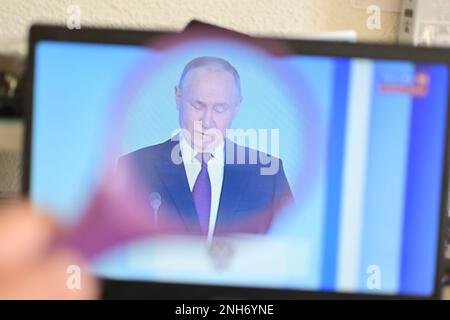 21 février 2023, Clermont Ferrand, Auvergne Rhône Alpes, France: Russie le président Vladimir POUTINE prononce son discours à la nation, la guerre étant sur le point d'entrer dans sa deuxième année, et un jour après les États-Unis La visite surprise du président Joe BIDEN à Kiev, en Ukraine, condamnant l'agression ''brutale'' de Moscou contre un pays souverain. Photos prises sur un ordinateur sur la chaîne de télévision Rossiya 24. (Credit image: © Adrien Fillon/ZUMA Press Wire) USAGE ÉDITORIAL SEULEMENT! Non destiné À un usage commercial ! Banque D'Images