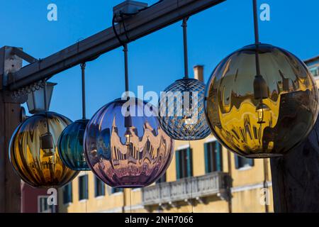 Gros plan de cinq 5 lumières en verre de Murano avec des reflets suspendus à Murano, Venise, Italie en février Banque D'Images