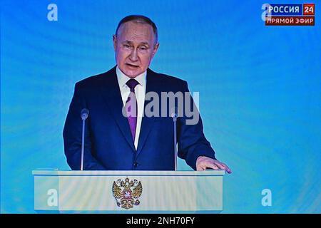 21 février 2023, Clermont Ferrand, Auvergne Rhône Alpes, France: Russie le président Vladimir POUTINE prononce son discours à la nation, la guerre étant sur le point d'entrer dans sa deuxième année, et un jour après les États-Unis La visite surprise du président Joe BIDEN à Kiev, en Ukraine, condamnant l'agression ''brutale'' de Moscou contre un pays souverain. Photos prises sur un ordinateur sur la chaîne de télévision Rossiya 24. (Credit image: © Adrien Fillon/ZUMA Press Wire) USAGE ÉDITORIAL SEULEMENT! Non destiné À un usage commercial ! Banque D'Images