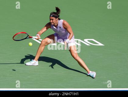 Dubaï, Émirats arabes Unis, 21st. Fév. 2023. Caroline Garcia, joueur de tennis français, en action au tournoi des Championnats de tennis duty Free de Dubaï au Stade de tennis duty Free de Dubaï, le mardi 21 février 2023., © Juergen Hasenkopf / Alamy Live News Banque D'Images