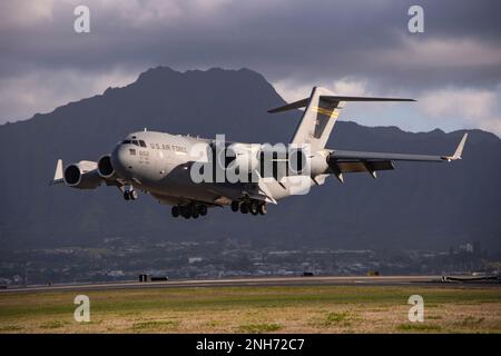 STATION AÉRIENNE DU CORPS MARITIME BAIE KANEOHE, Hawaï (20 juillet 2022) Une force aérienne américaine C-17 Globemaster III atterrit sur une ligne de vol pendant la côte du Pacifique (RIMPAC) 2022, à la station aérienne du corps maritime Baie Kaneohe, Hawaï (20 juillet). Vingt-six nations, 38 navires, trois sous-marins, plus de 170 avions et 25 000 membres du personnel participent au RIMPAC de 29 juin au 4 août dans les îles hawaïennes et dans le sud de la Californie. Le plus grand exercice maritime international au monde, RIMPAC offre une occasion de formation unique tout en favorisant et en maintenant des relations de coopération entre les participants c Banque D'Images