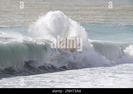 Les vagues s'écrasent contre une vieille jetée à Nice, dans le sud de la France Banque D'Images