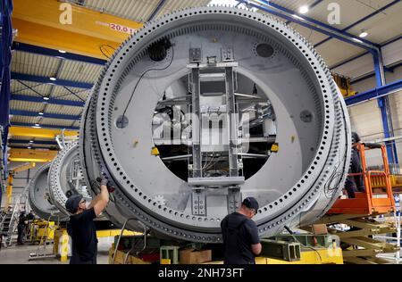 Rostock, Allemagne. 21st févr. 2023. Un moyeu pour l'éolienne d'une classe de 6 MW est en cours de travail à Nordex Energy. Une cérémonie marque le début officiel de la production en série à Nordex des turbines de 6 MW, la plus puissante de la compagnie. Credit: Bernd Wüstneck/dpa/Alay Live News Banque D'Images