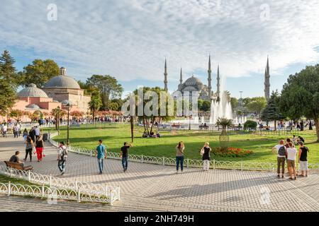 Les personnes marchant et appréciant le parc à la place Sultanahmet; (l'ancien hippodrome de Constantinople), célèbre attraction touristique et point de repère d'Istanbul. Banque D'Images