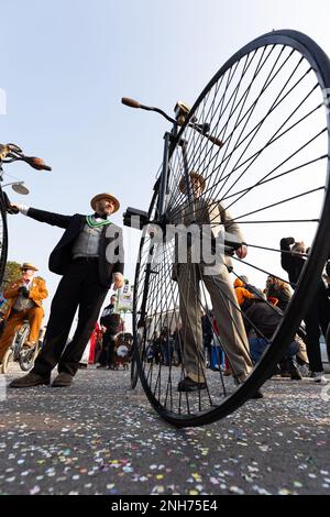 Randonnée à vélo rétro : un homme sur un vélo à grande roue emmène dans les rues à Carnaval Banque D'Images