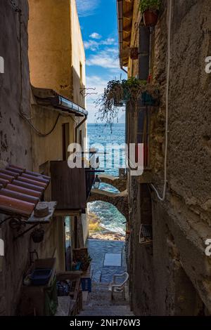 Une ruelle caractéristique dans le village balnéaire de Chianalea, Calabre Banque D'Images