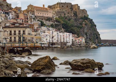 Le petit hameau de pêcheurs caractéristique de Chianalea, Calabre Banque D'Images