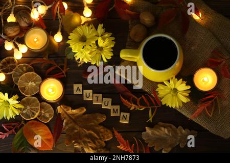 tasse de café sur fond d'automne avec feuilles et fleurs. Texte automne Banque D'Images