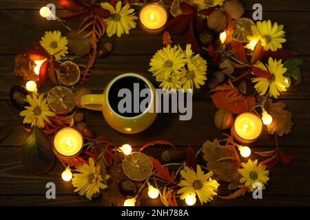 tasse de café sur fond d'automne avec feuilles et fleurs Banque D'Images