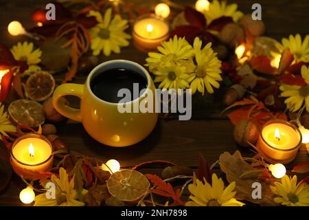 tasse de café sur fond d'automne avec feuilles et fleurs Banque D'Images