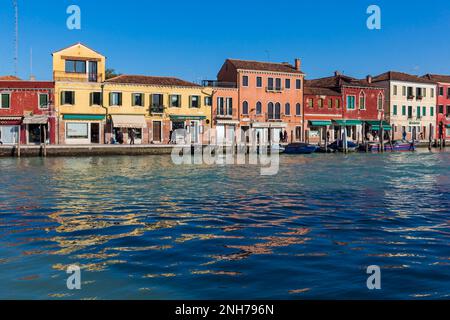 Murano Glass shop et des boutiques sur le front de mer avec transport par bateau-taxi à Murano, Venise, Italie en février Banque D'Images