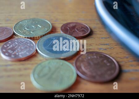 quelques pièces en euros sur la table pour payer le café Banque D'Images