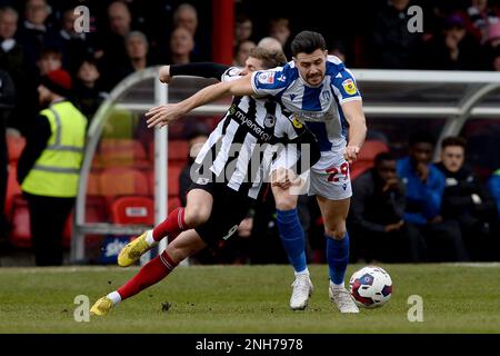 Connor Hall of Colchester United lutte contre George Lloyd of Grimsby Town - Grimsby Town contre Colchester United, Sky Bet League Two, Blundell Park, Cleethorpes, Royaume-Uni - 11th février 2023 usage éditorial exclusif - restrictions DataCo applicables Banque D'Images