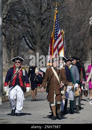St. Louis, États-Unis. 20th févr. 2023. Les réacteurs de la guerre civile défilent vers une statue de George Washington à Lafayette Park le jour du Président à St. Louis, lundi, 20 février 2023. Les filles de la Révolution américaine organisent une cérémonie dans le parc chaque jour des présidents depuis 1980. Photo par Bill Greenblatt/UPI crédit: UPI/Alay Live News Banque D'Images