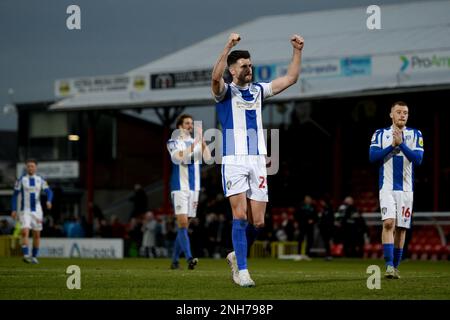 Connor Hall of Colchester United fête son dernier coup de sifflet - Grimsby Town v Colchester United, Sky Bet League Two, Blundell Park, Cleethorpes, Royaume-Uni - 11th février 2023 usage éditorial exclusif - restrictions DataCo applicables Banque D'Images