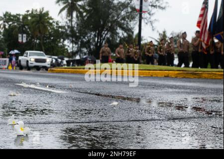 Des civils et des militaires participent au défilé de la Journée annuelle de libération de Guam en 78th à Hagatna, à Guam, au 21 juillet 2022. Ce défilé a marqué la commémoration en 78th de la libération de Guam par les forces militaires américaines sur le 21 juillet 1944, qui a mis fin à l'occupation japonaise commencée en 1941. Banque D'Images