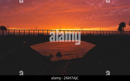 Pont de Villena avec circulation et vue partielle sur la ville au coucher du soleil de fond, Lima, Pérou. Banque D'Images