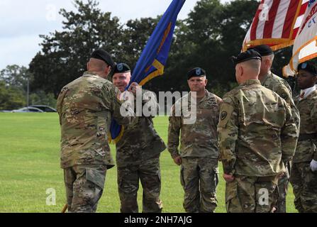 Le brigadier général Michael C. McCurry prend le commandement des États-Unis Le Centre d'excellence de l'aviation militaire et le fort Rucker du commandant sortant, le général David J. Francis, sous la joute du lieutenant général Theodore D. Martin, commandant des États-Unis Army Combined Arms Centre et fort Leavenworth, Kansas, sur le fort Rucker's Howze Field 21 juillet 2022. Banque D'Images