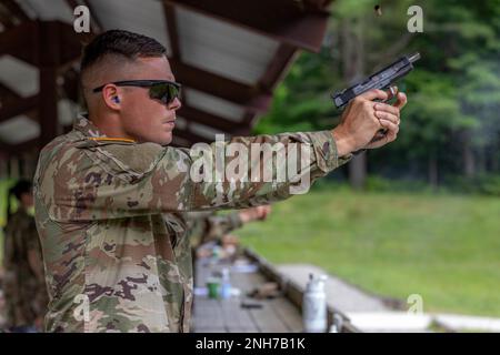 Le Cpl. Anton Shekhalevich, 412th Theatre Engineer Command, de la Réserve de l'armée, tire un pistolet Colt 1911 lors d'une épreuve de pratique de pistolet CIOR au site d'entraînement du Camp Ethan Allen, dans le Vermont, sur 21 juillet 2022. La compétition militaire de la Confédération interalliée des officiers de réserve (CIOR MILCOMP) est une compétition d'équipe de trois jours composée de l'OTAN et du Partenariat pour les nations de la paix en Europe. Il est autour depuis 1957. Le concours est ouvert à toutes les composantes de la réserve pour les NCO et les officiers. Il est maintenant géré sur une base volontaire et financé par d'anciens concurrents par l'intermédiaire d'une association d'anciens élèves. Banque D'Images