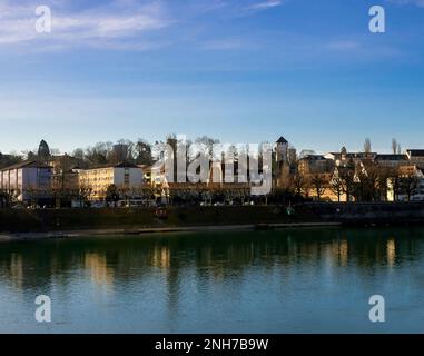 Vue panoramique sur la rue Alban-Vorstadt (quartier Saint-Alban) et le Rhin. Bâle-ville, Suisse. Banque D'Images