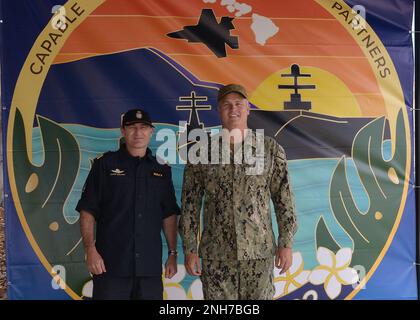 220721-N-SE292-1001 SAN DIEGO - Commodore Garin Golding, commandant de la composante maritime de la Marine royale de Nouvelle-Zélande, à gauche, pose pour une photo avec le sous-amiral Christpher Alexander, commandant de la Force opérationnelle combinée 177, pendant la Rim du Pacifique (RIMPAC) 2022 dans le sud de la Californie. Vingt-six nations, 38 navires, trois sous-marins, plus de 170 avions et 25 000 membres du personnel participent au RIMPAC de 29 juin au 4 août dans les îles hawaïennes et dans le sud de la Californie. Le plus grand exercice maritime international au monde, RIMPAC offre une occasion unique de formation tout en favorisant et en soutenant Banque D'Images