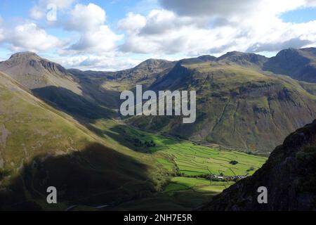 Les Wainwrights, Great Gable, Lingmell et la chaîne de montagnes Scafell de Yewbarrow, Wasdale Head, Lake District National Park, Cumbria, Angleterre, Royaume-Uni. Banque D'Images