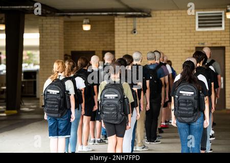 À 21 juillet 2022, les nouveaux arrivants de l'escadron d'entraînement 324th s'alignent à la base commune de San Antonio-Lackland, Texas. Le TRS de 324th était à la semaine zéro de l'instruction militaire de base. Banque D'Images