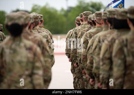 À 21 juillet 2022, l'escadron d'entraînement 331st pratique le forage à la base commune de San Antonio-Lackland, Texas. Le TRS de 331st était à la troisième semaine de l'instruction militaire de base. Banque D'Images