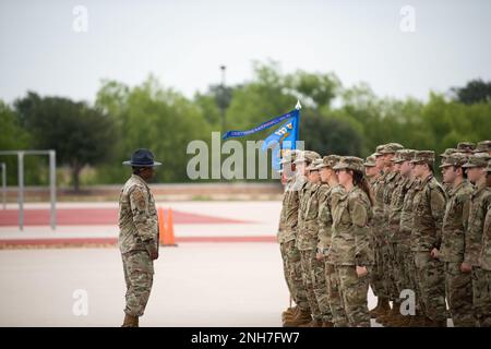 À 21 juillet 2022, l'escadron d'entraînement 331st pratique le forage à la base commune de San Antonio-Lackland, Texas. Le TRS de 331st était à la troisième semaine de l'instruction militaire de base. Banque D'Images