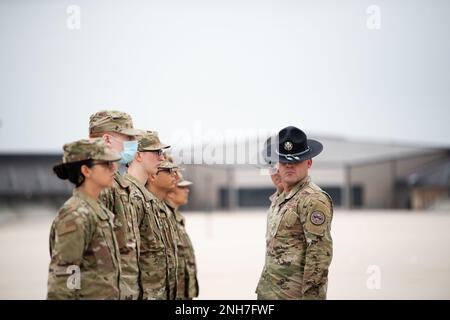 À 21 juillet 2022, l'escadron d'entraînement 331st pratique le forage à la base commune de San Antonio-Lackland, Texas. Le TRS de 331st était à la troisième semaine de l'instruction militaire de base. Banque D'Images