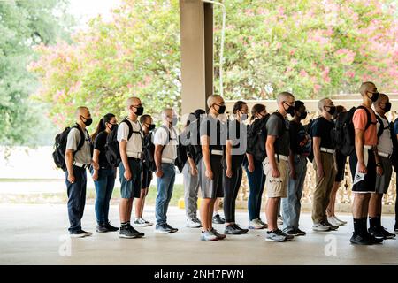 À 21 juillet 2022, les nouveaux arrivants de l'escadron d'entraînement 324th s'alignent à la base commune de San Antonio-Lackland, Texas. Le TRS de 324th était à la semaine zéro de l'instruction militaire de base. Banque D'Images