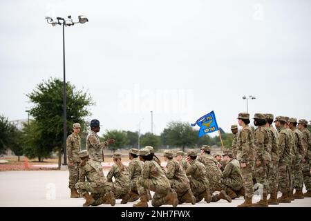 À 21 juillet 2022, l'escadron d'entraînement 331st pratique le forage à la base commune de San Antonio-Lackland, Texas. Le TRS de 331st était à la troisième semaine de l'instruction militaire de base. Banque D'Images