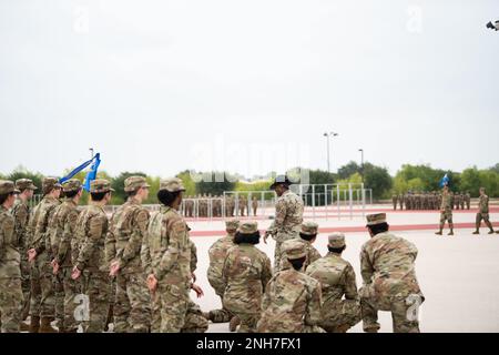 À 21 juillet 2022, l'escadron d'entraînement 331st pratique le forage à la base commune de San Antonio-Lackland, Texas. Le TRS de 331st était à la troisième semaine de l'instruction militaire de base. Banque D'Images