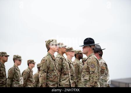 À 21 juillet 2022, l'escadron d'entraînement 331st pratique le forage à la base commune de San Antonio-Lackland, Texas. Le TRS de 331st était à la troisième semaine de l'instruction militaire de base. Banque D'Images