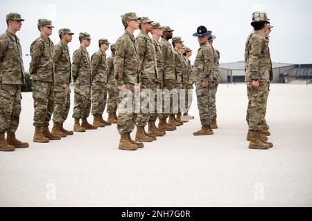 À 21 juillet 2022, l'escadron d'entraînement 331st pratique le forage à la base commune de San Antonio-Lackland, Texas. Le TRS de 331st était à la troisième semaine de l'instruction militaire de base. Banque D'Images