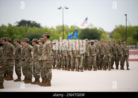 À 21 juillet 2022, l'escadron d'entraînement 331st pratique le forage à la base commune de San Antonio-Lackland, Texas. Le TRS de 331st était à la troisième semaine de l'instruction militaire de base. Banque D'Images