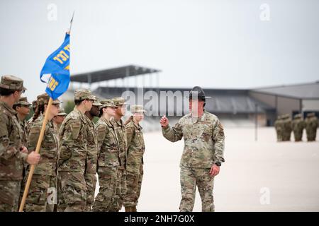 À 21 juillet 2022, l'escadron d'entraînement 331st pratique le forage à la base commune de San Antonio-Lackland, Texas. Le TRS de 331st était à la troisième semaine de l'instruction militaire de base. Banque D'Images