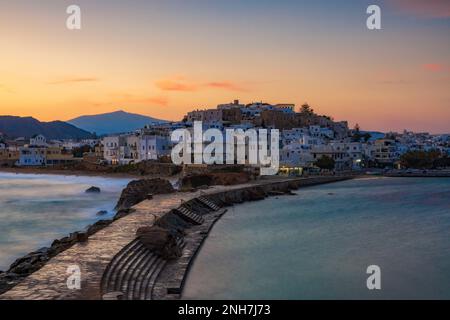 Vue panoramique sur la ville de Chora aux premières lumières du matin, Naxos Banque D'Images