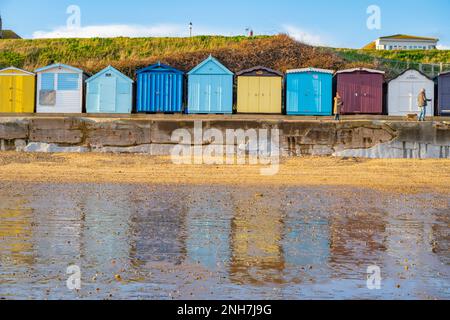 Cabanes de plage à Walton sur la Naze Essex Banque D'Images