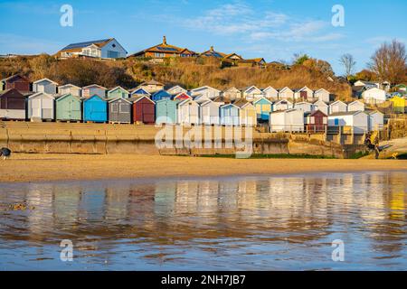 Cabanes de plage à Walton sur la Naze Essex Banque D'Images