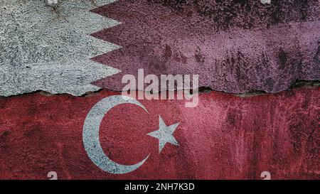 Drapeau du Qatar et de la Turquie sur fond de mur fissuré. Économie, politique conflits, concept de guerre contexte de texture Banque D'Images