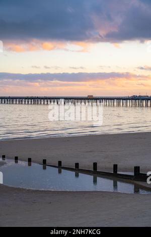 La plage et la jetée de Walton sur la Naze au coucher du soleil Banque D'Images